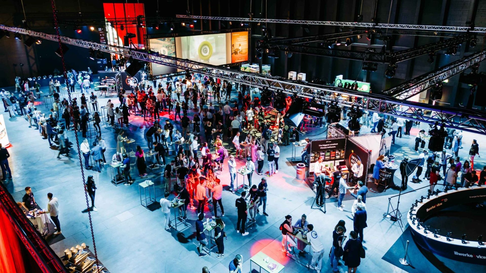 Die Expoarea der Interactive West von oben fotografiert. Es fällt die besonders tolle Lichtgestaltung von Peterline auf.